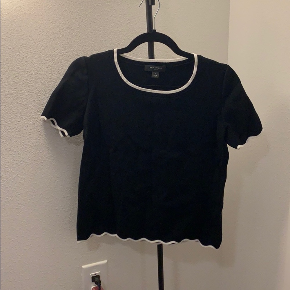 White scalloped hem knit blouse